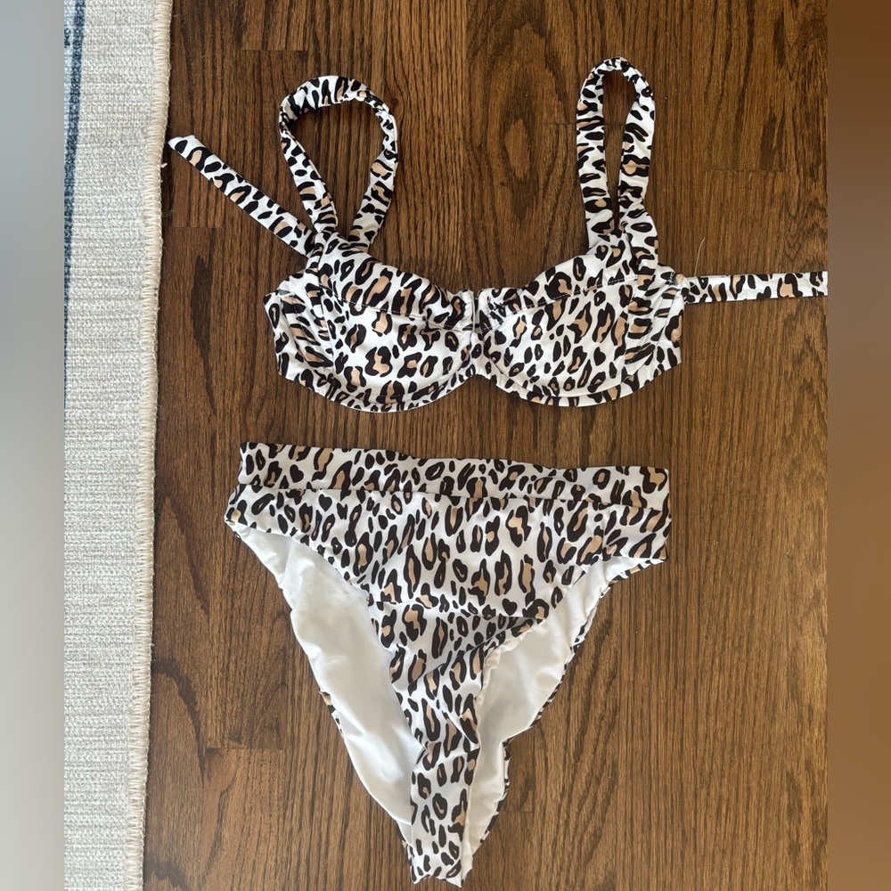 Everything but water high waisted bikini set 
Small